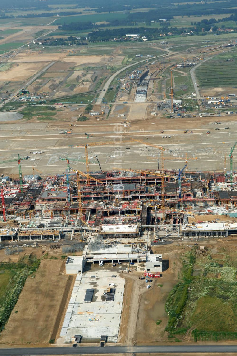 Schönefeld aus der Vogelperspektive: Baustelle des neuen Fern- und S-Bahnhofes der Deutschen Bahn auf der Großbaustelle Neubau Bahnhof BBI am Flughafen Berlin-Schönefeld