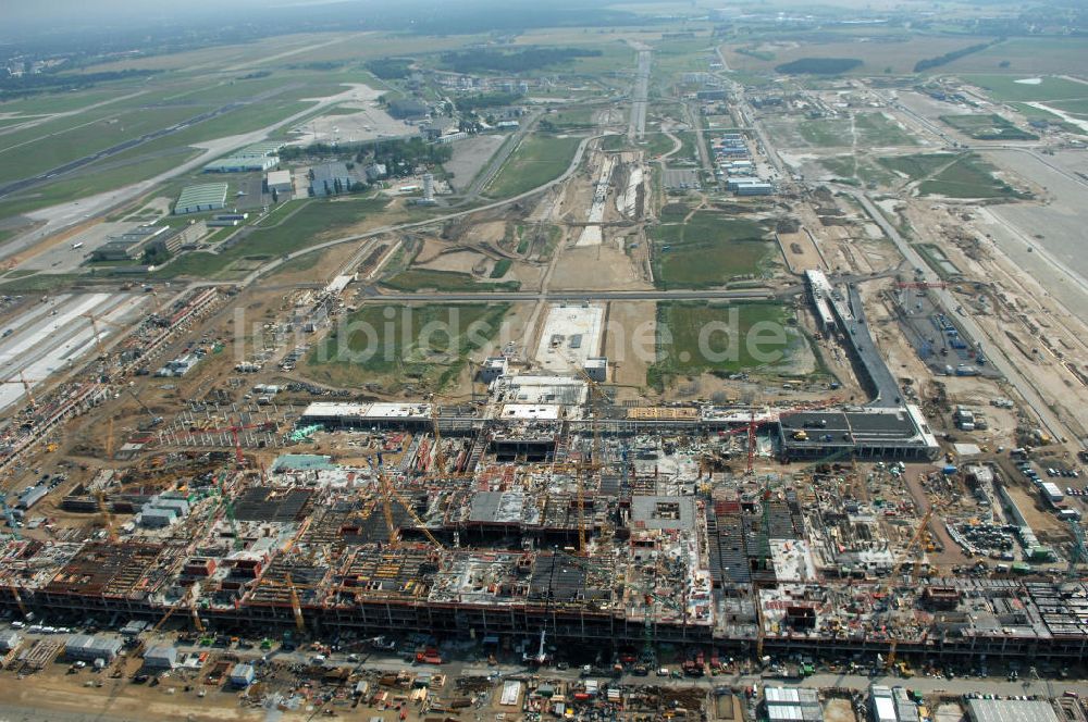 Schönefeld von oben - Baustelle des neuen Fern- und S-Bahnhofes der Deutschen Bahn auf der Großbaustelle Neubau Bahnhof BBI am Flughafen Berlin-Schönefeld