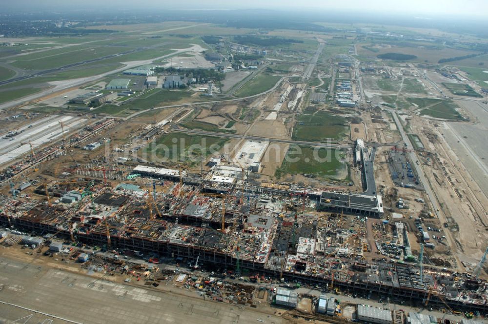 Schönefeld aus der Vogelperspektive: Baustelle des neuen Fern- und S-Bahnhofes der Deutschen Bahn auf der Großbaustelle Neubau Bahnhof BBI am Flughafen Berlin-Schönefeld