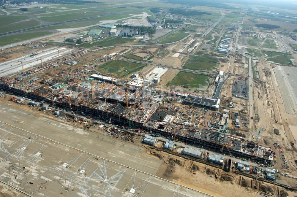 Luftbild Schönefeld - Baustelle des neuen Fern- und S-Bahnhofes der Deutschen Bahn auf der Großbaustelle Neubau Bahnhof BBI am Flughafen Berlin-Schönefeld