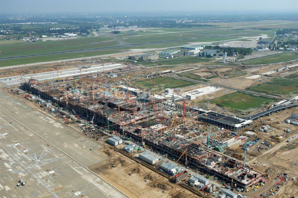 Schönefeld von oben - Baustelle des neuen Fern- und S-Bahnhofes der Deutschen Bahn auf der Großbaustelle Neubau Bahnhof BBI am Flughafen Berlin-Schönefeld