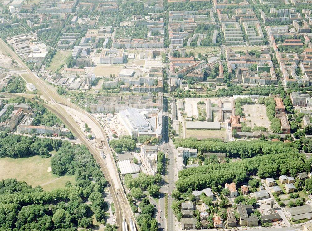 Luftaufnahme Berlin - Treptow - Baustelle des neuen Großkinos am S-Bhf. Treptower Park in Berlin-Treptow.