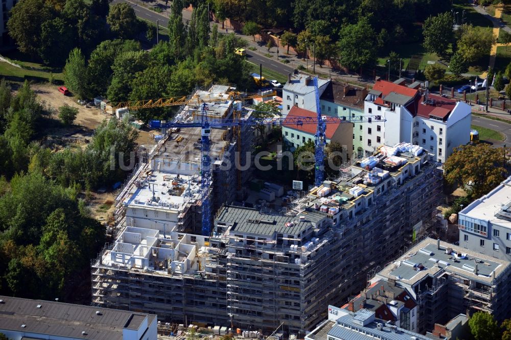 Luftbild Berlin Friedrichshain - Baustelle eines neuen Mehrfamilienhaus in der Matthiasstraße Ecke Landsberger Allee im Stadtteil Friedrichshain in Berlin