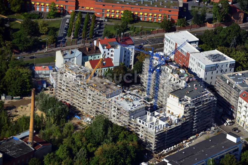 Berlin Friedrichshain aus der Vogelperspektive: Baustelle eines neuen Mehrfamilienhaus in der Matthiasstraße Ecke Landsberger Allee im Stadtteil Friedrichshain in Berlin