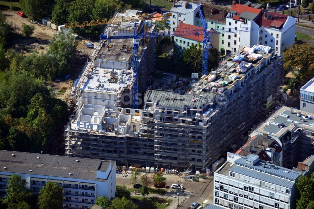 Luftaufnahme Berlin Friedrichshain - Baustelle eines neuen Mehrfamilienhaus in der Matthiasstraße Ecke Landsberger Allee im Stadtteil Friedrichshain in Berlin