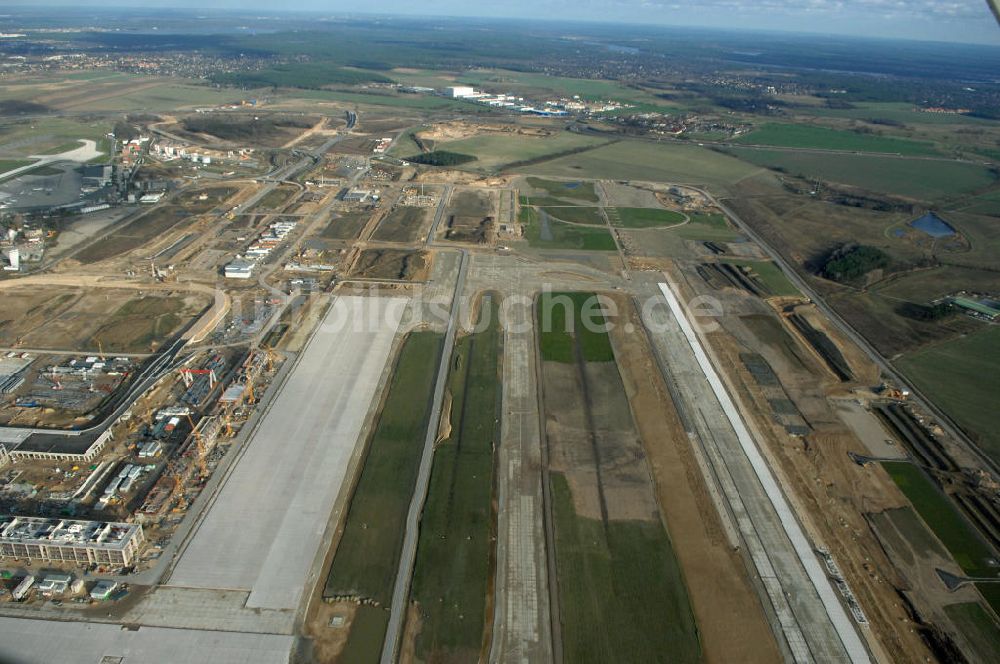 Schönefeld aus der Vogelperspektive: Baustelle der neuen SLB Start- und Landebahn, sowie der angrenzenden Rollwege am Flughafen Berlin-Schönefeld BBI