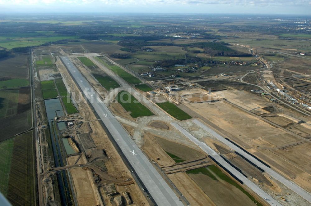 Luftaufnahme Schönefeld - Baustelle der neuen SLB Start- und Landebahn, sowie der angrenzenden Rollwege am Flughafen Berlin-Schönefeld BBI