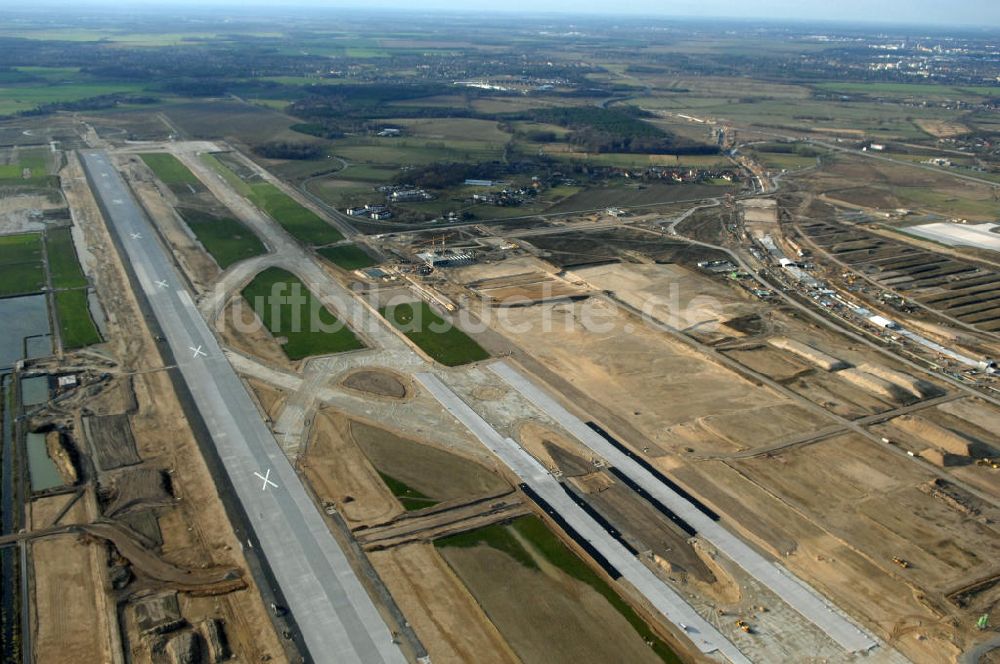 Schönefeld von oben - Baustelle der neuen SLB Start- und Landebahn, sowie der angrenzenden Rollwege am Flughafen Berlin-Schönefeld BBI