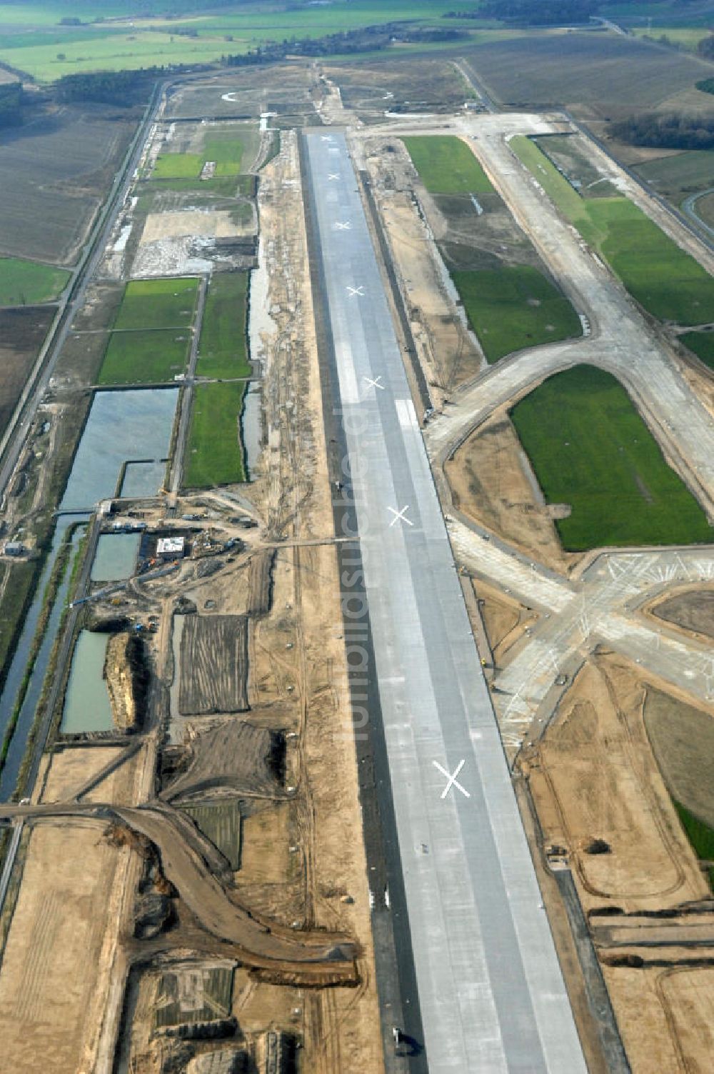 Schönefeld aus der Vogelperspektive: Baustelle der neuen SLB Start- und Landebahn, sowie der angrenzenden Rollwege am Flughafen Berlin-Schönefeld BBI