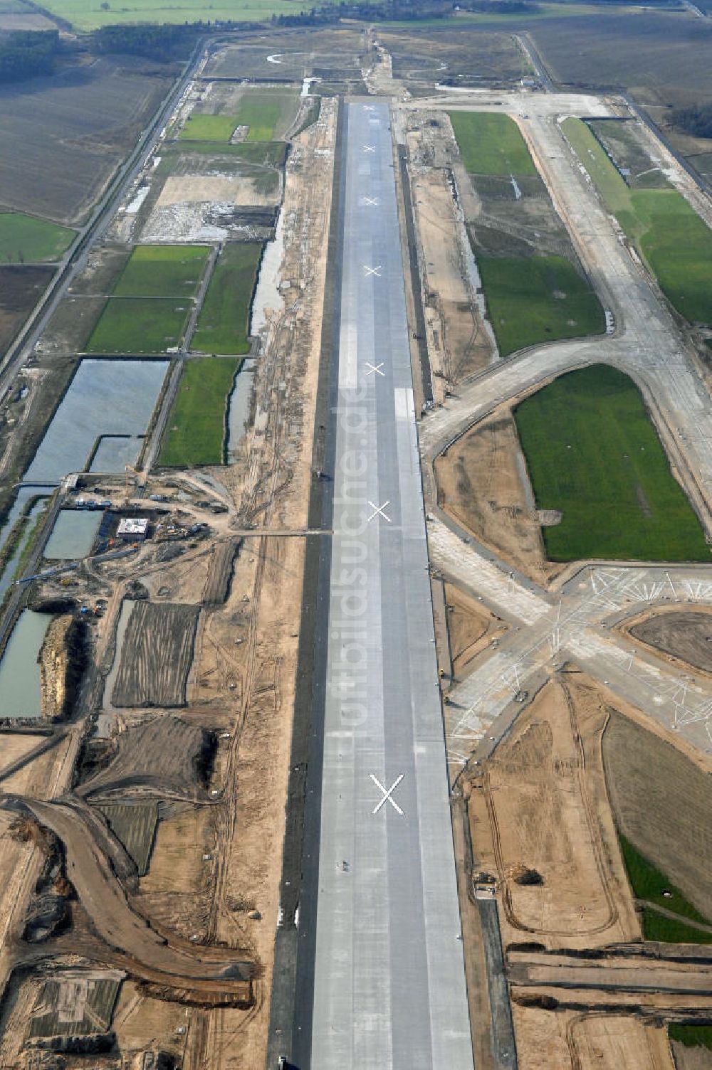 Luftbild Schönefeld - Baustelle der neuen SLB Start- und Landebahn, sowie der angrenzenden Rollwege am Flughafen Berlin-Schönefeld BBI