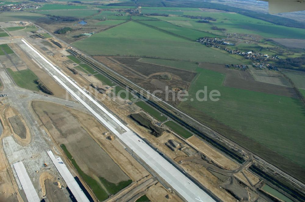 Luftaufnahme Schönefeld - Baustelle der neuen SLB Start- und Landebahn, sowie der angrenzenden Rollwege am Flughafen Berlin-Schönefeld BBI