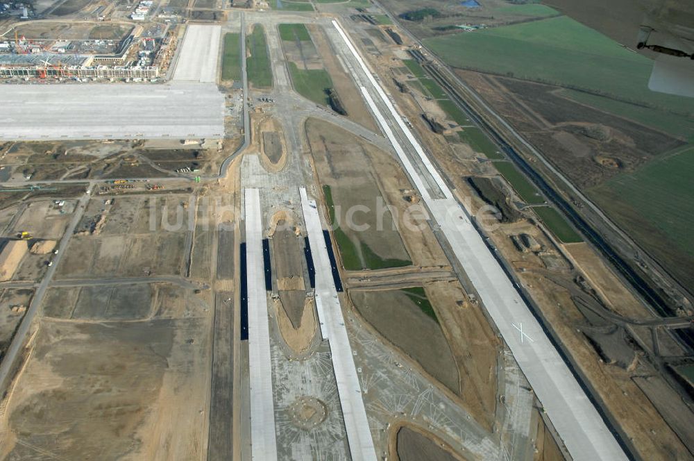 Schönefeld von oben - Baustelle der neuen SLB Start- und Landebahn, sowie der angrenzenden Rollwege am Flughafen Berlin-Schönefeld BBI