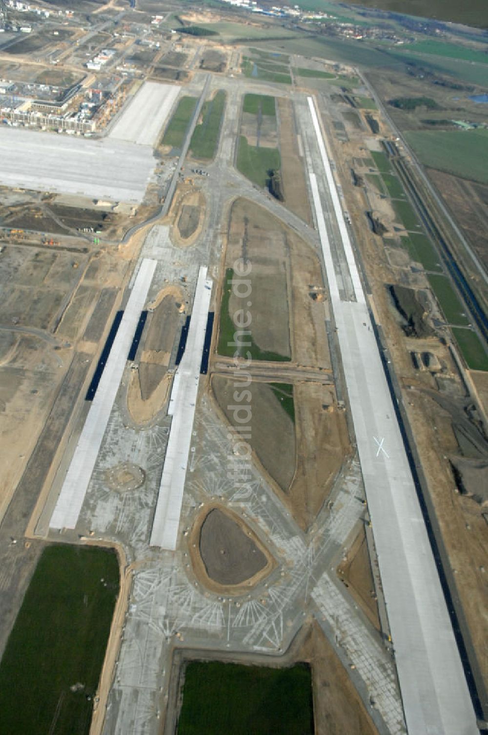 Schönefeld aus der Vogelperspektive: Baustelle der neuen SLB Start- und Landebahn, sowie der angrenzenden Rollwege am Flughafen Berlin-Schönefeld BBI