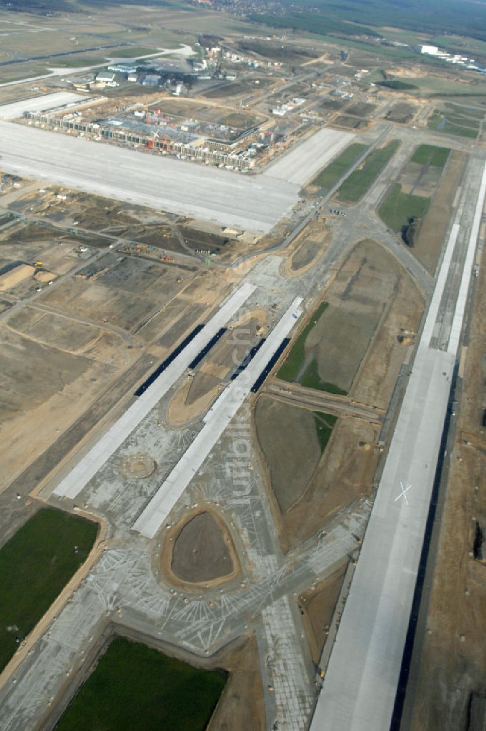 Luftaufnahme Schönefeld - Baustelle der neuen SLB Start- und Landebahn, sowie der angrenzenden Rollwege am Flughafen Berlin-Schönefeld BBI