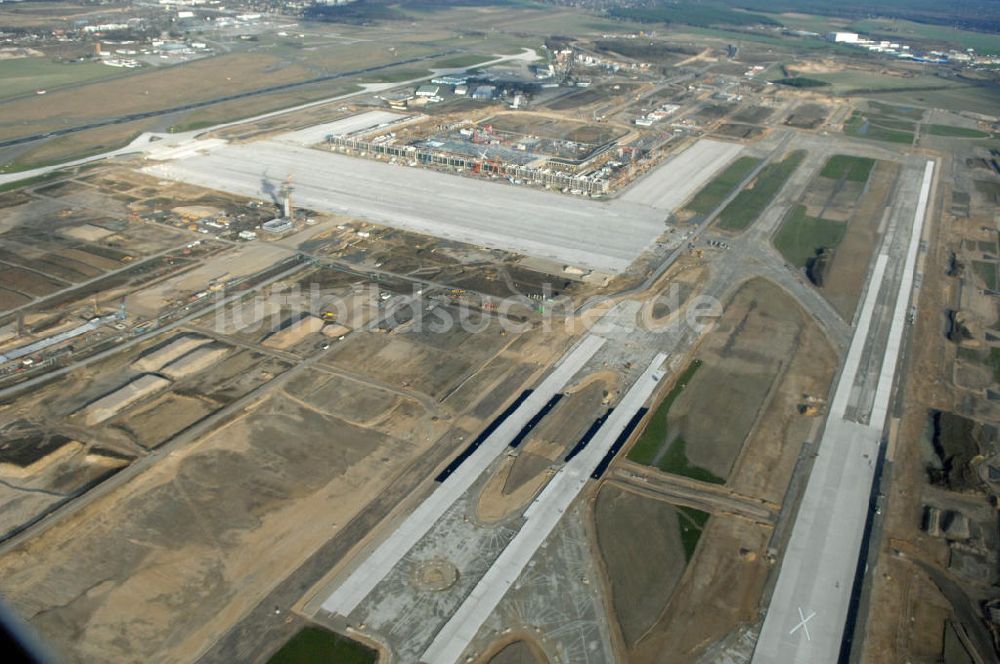 Schönefeld von oben - Baustelle der neuen SLB Start- und Landebahn, sowie der angrenzenden Rollwege am Flughafen Berlin-Schönefeld BBI