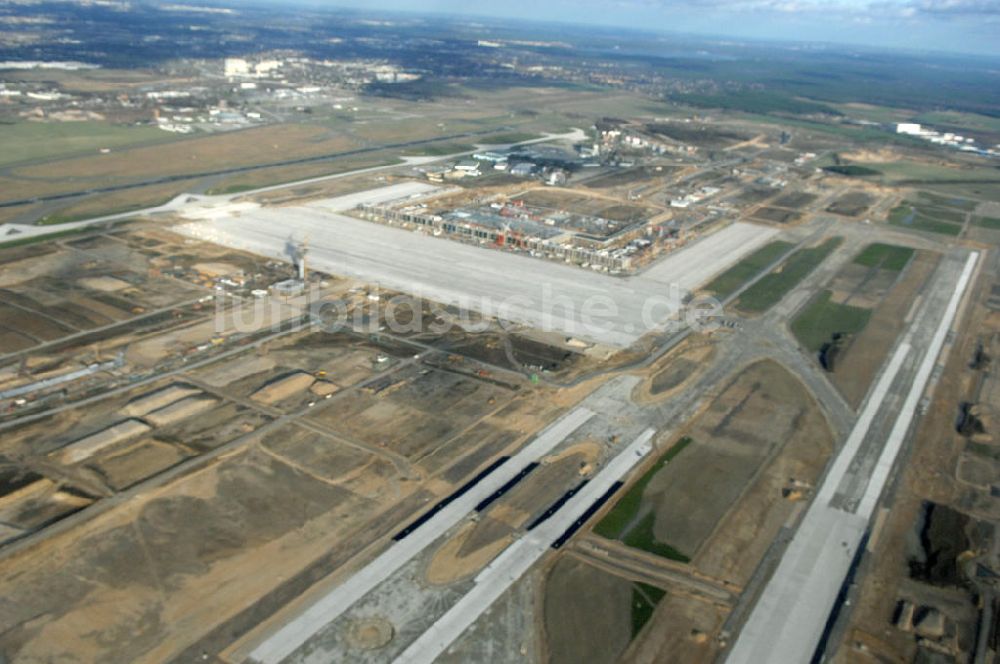 Schönefeld aus der Vogelperspektive: Baustelle der neuen SLB Start- und Landebahn, sowie der angrenzenden Rollwege am Flughafen Berlin-Schönefeld BBI