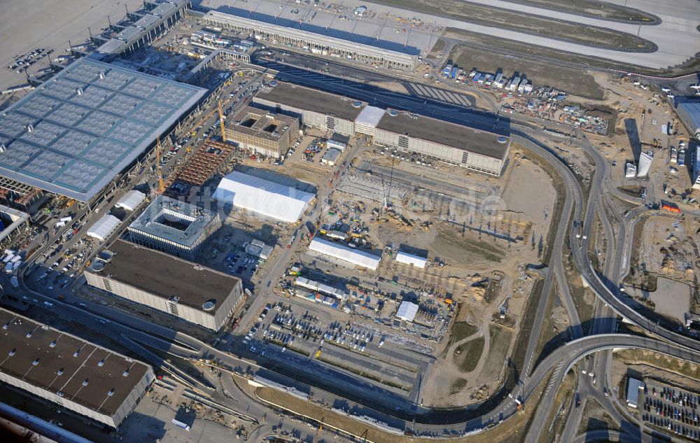 Schönefeld aus der Vogelperspektive: Baustelle des neuen Terminals am Flughafen Berlin Schönefeld