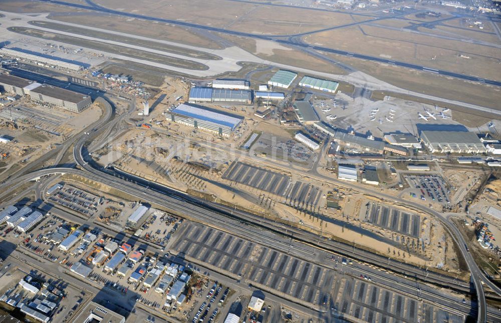 Luftaufnahme Schönefeld - Baustelle des neuen Terminals am Flughafen Berlin Schönefeld