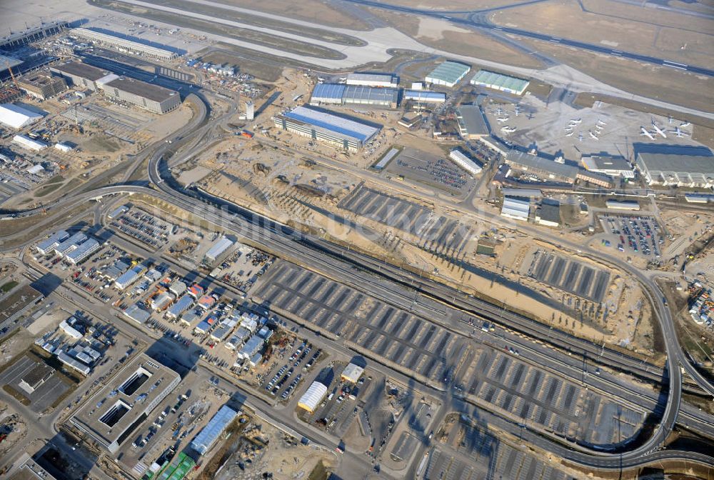 Schönefeld von oben - Baustelle des neuen Terminals am Flughafen Berlin Schönefeld