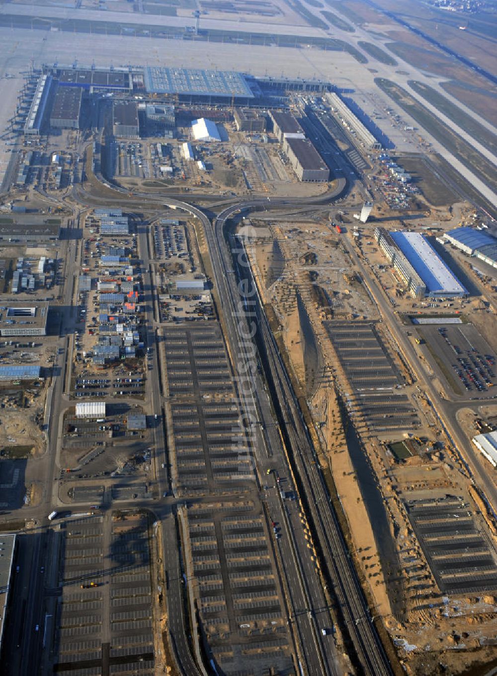 Schönefeld aus der Vogelperspektive: Baustelle des neuen Terminals am Flughafen Berlin Schönefeld