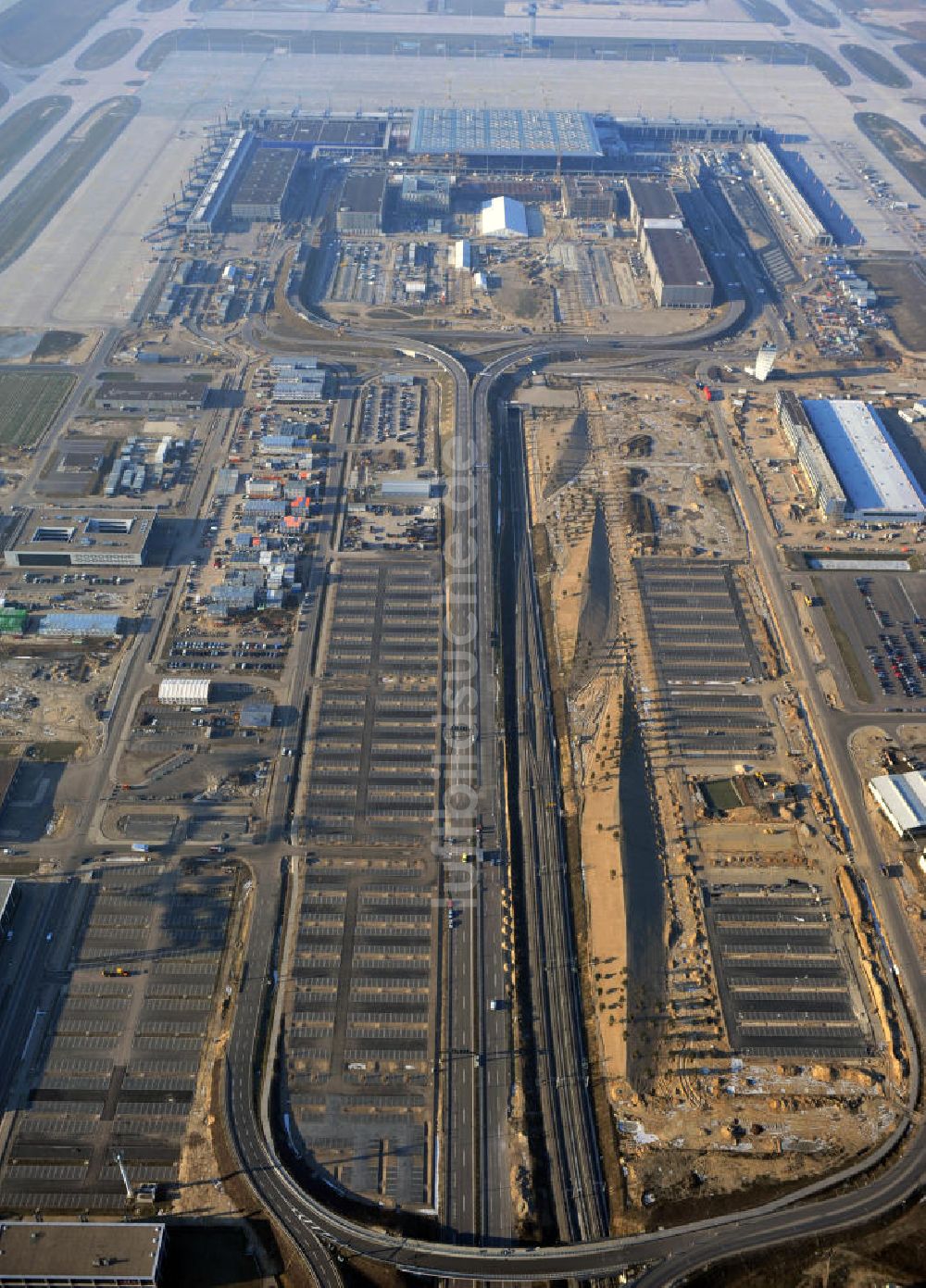 Luftbild Schönefeld - Baustelle des neuen Terminals am Flughafen Berlin Schönefeld