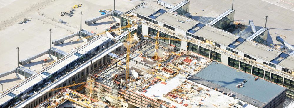 Luftaufnahme Berlin Schönefeld - Baustelle des neuen Terminals am Flughafen Berlin Schönefeld (BBI)