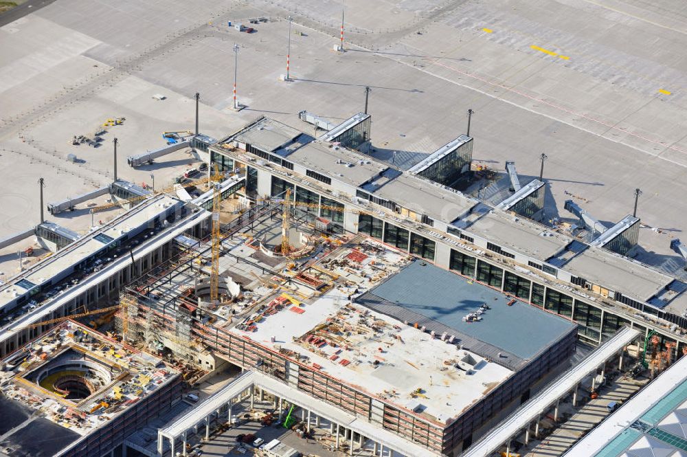 Berlin Schönefeld von oben - Baustelle des neuen Terminals am Flughafen Berlin Schönefeld (BBI)