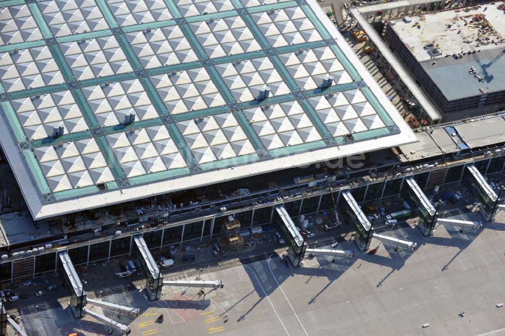 Luftbild Berlin Schönefeld - Baustelle des neuen Terminals am Flughafen Berlin Schönefeld (BBI)