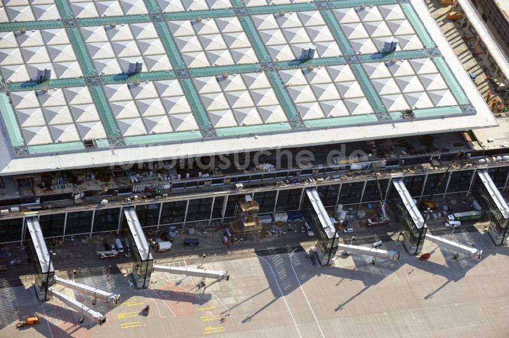 Luftaufnahme Berlin Schönefeld - Baustelle des neuen Terminals am Flughafen Berlin Schönefeld (BBI)