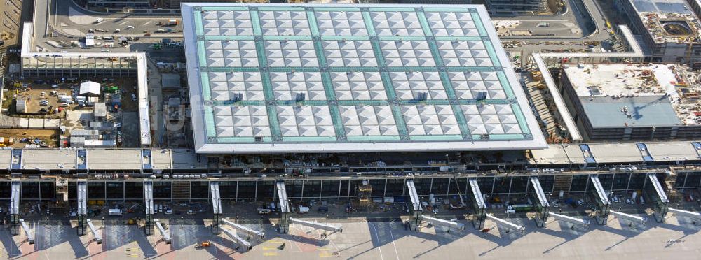 Berlin Schönefeld aus der Vogelperspektive: Baustelle des neuen Terminals am Flughafen Berlin Schönefeld (BBI)