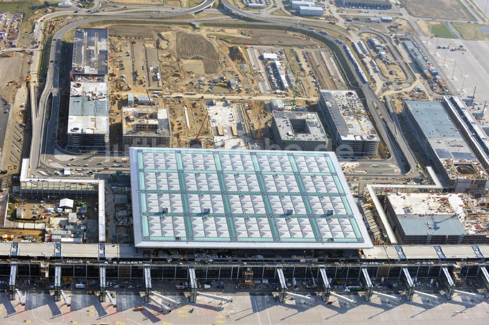 Luftbild Berlin Schönefeld - Baustelle des neuen Terminals am Flughafen Berlin Schönefeld (BBI)