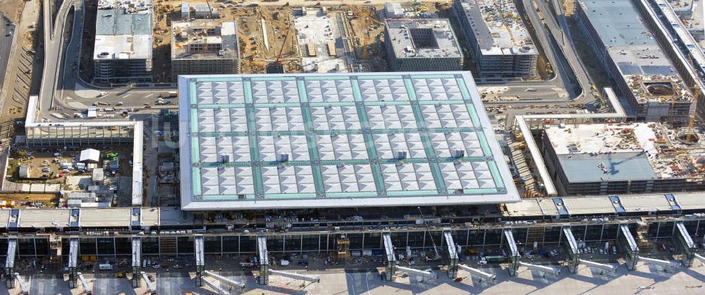 Berlin Schönefeld von oben - Baustelle des neuen Terminals am Flughafen Berlin Schönefeld (BBI)