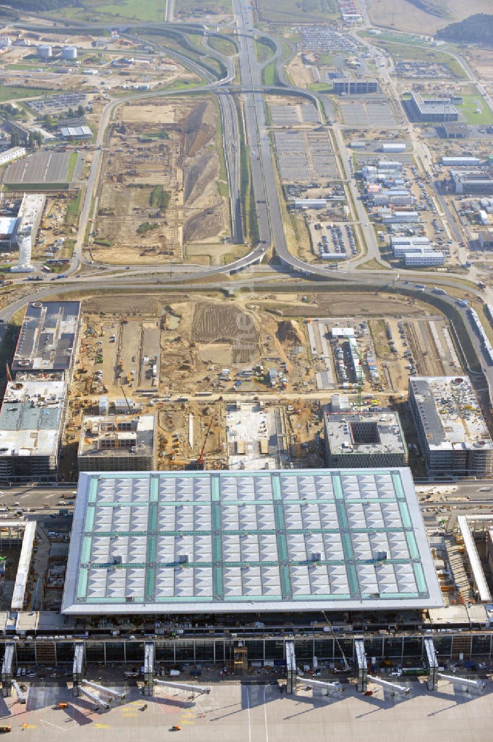 Luftbild Berlin Schönefeld - Baustelle des neuen Terminals am Flughafen Berlin Schönefeld (BBI)