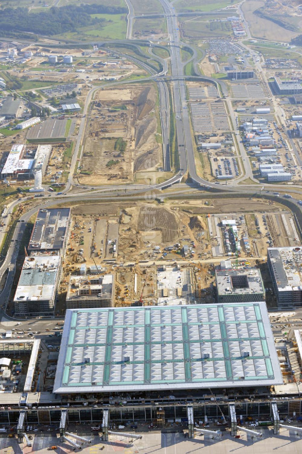 Luftaufnahme Berlin Schönefeld - Baustelle des neuen Terminals am Flughafen Berlin Schönefeld (BBI)