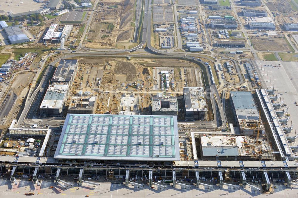 Berlin Schönefeld von oben - Baustelle des neuen Terminals am Flughafen Berlin Schönefeld (BBI)