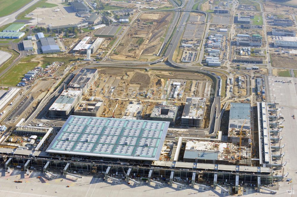 Luftbild Berlin Schönefeld - Baustelle des neuen Terminals am Flughafen Berlin Schönefeld (BBI)