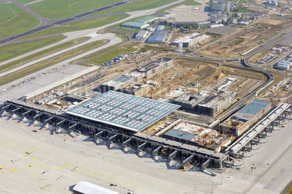 Luftaufnahme Berlin Schönefeld - Baustelle des neuen Terminals am Flughafen Berlin Schönefeld (BBI)