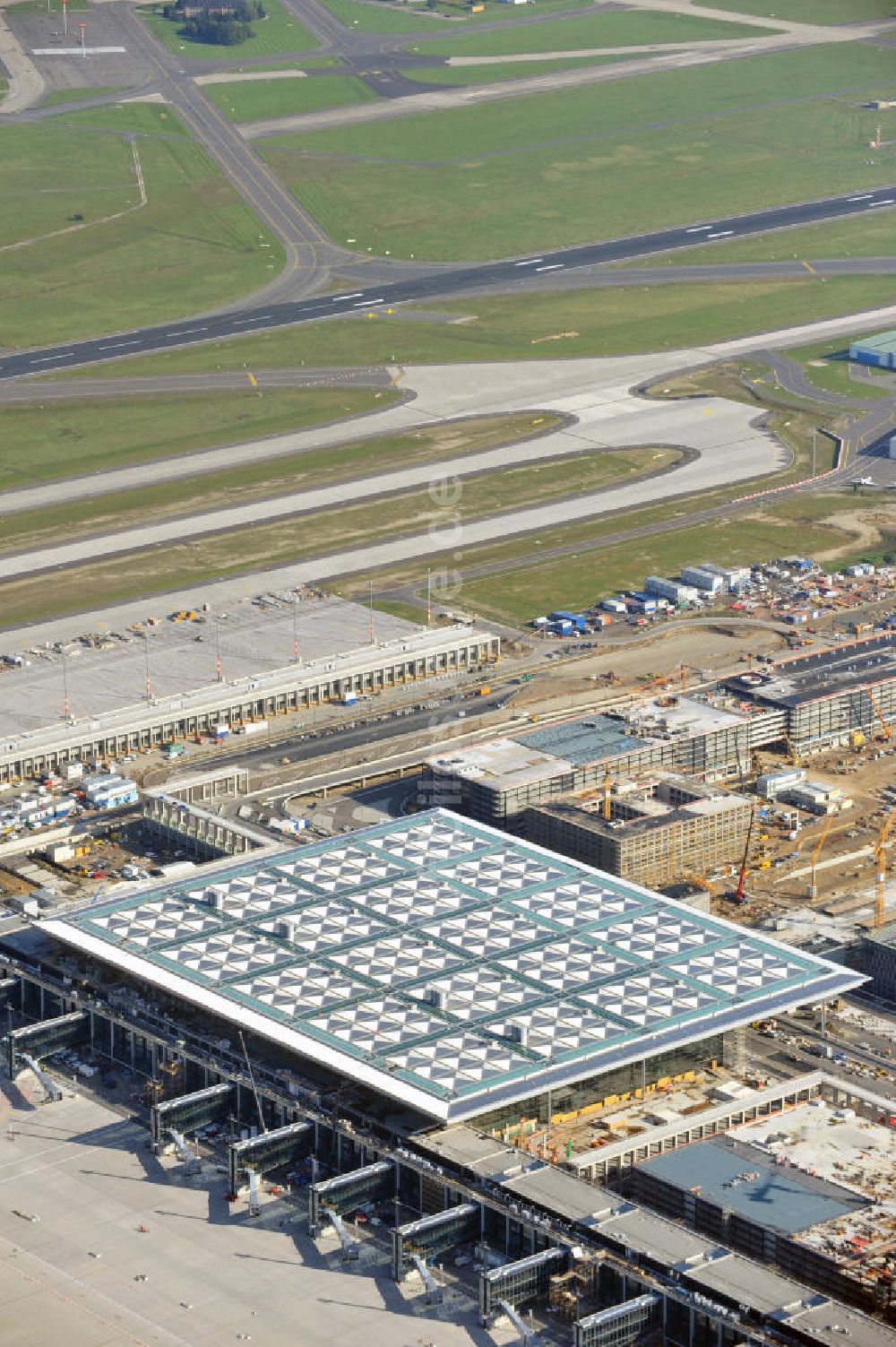 Berlin Schönefeld aus der Vogelperspektive: Baustelle des neuen Terminals am Flughafen Berlin Schönefeld (BBI)