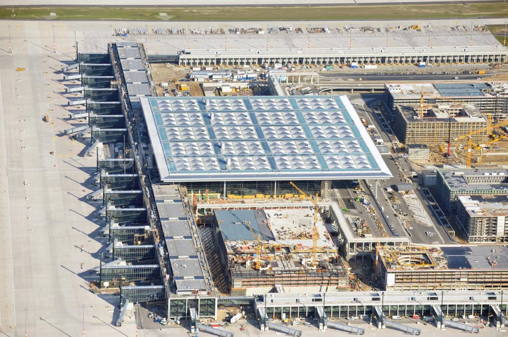 Luftbild Berlin Schönefeld - Baustelle des neuen Terminals am Flughafen Berlin Schönefeld (BBI)