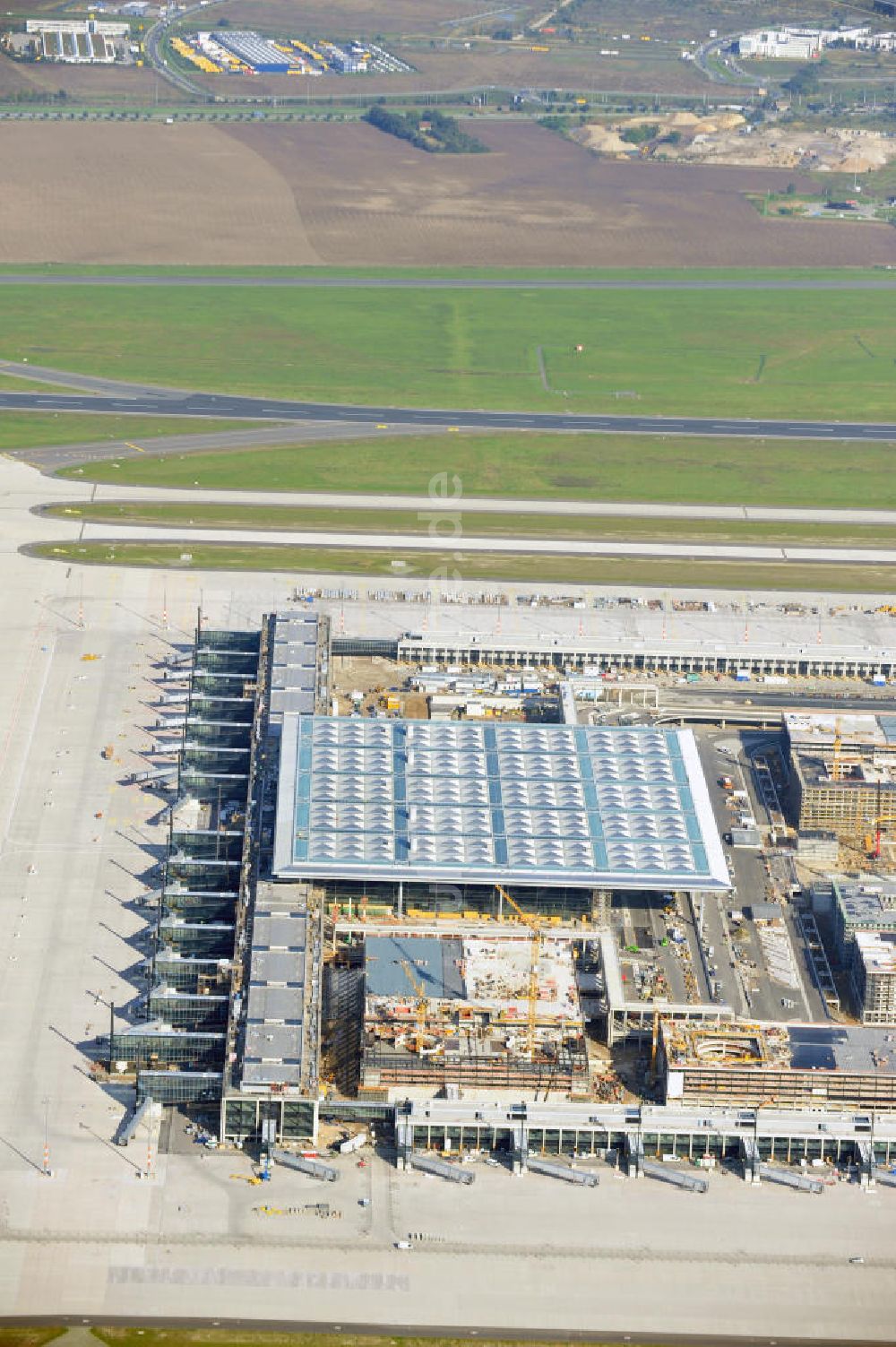 Berlin Schönefeld von oben - Baustelle des neuen Terminals am Flughafen Berlin Schönefeld (BBI)