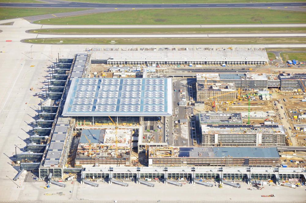 Berlin Schönefeld aus der Vogelperspektive: Baustelle des neuen Terminals am Flughafen Berlin Schönefeld (BBI)