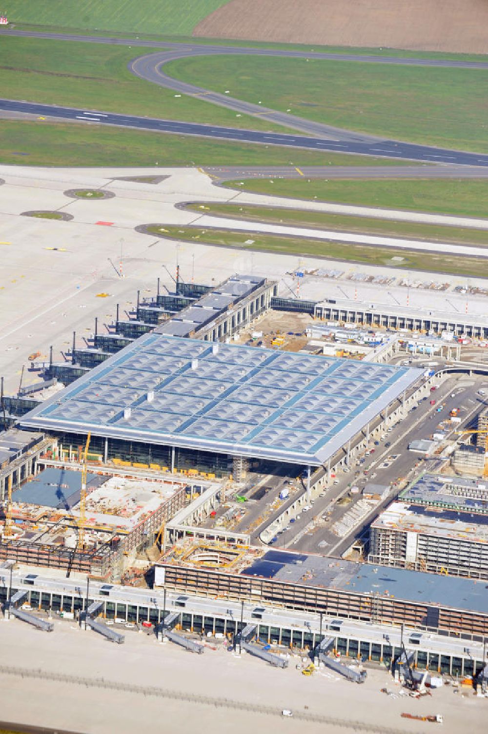 Luftaufnahme Berlin Schönefeld - Baustelle des neuen Terminals am Flughafen Berlin Schönefeld (BBI)