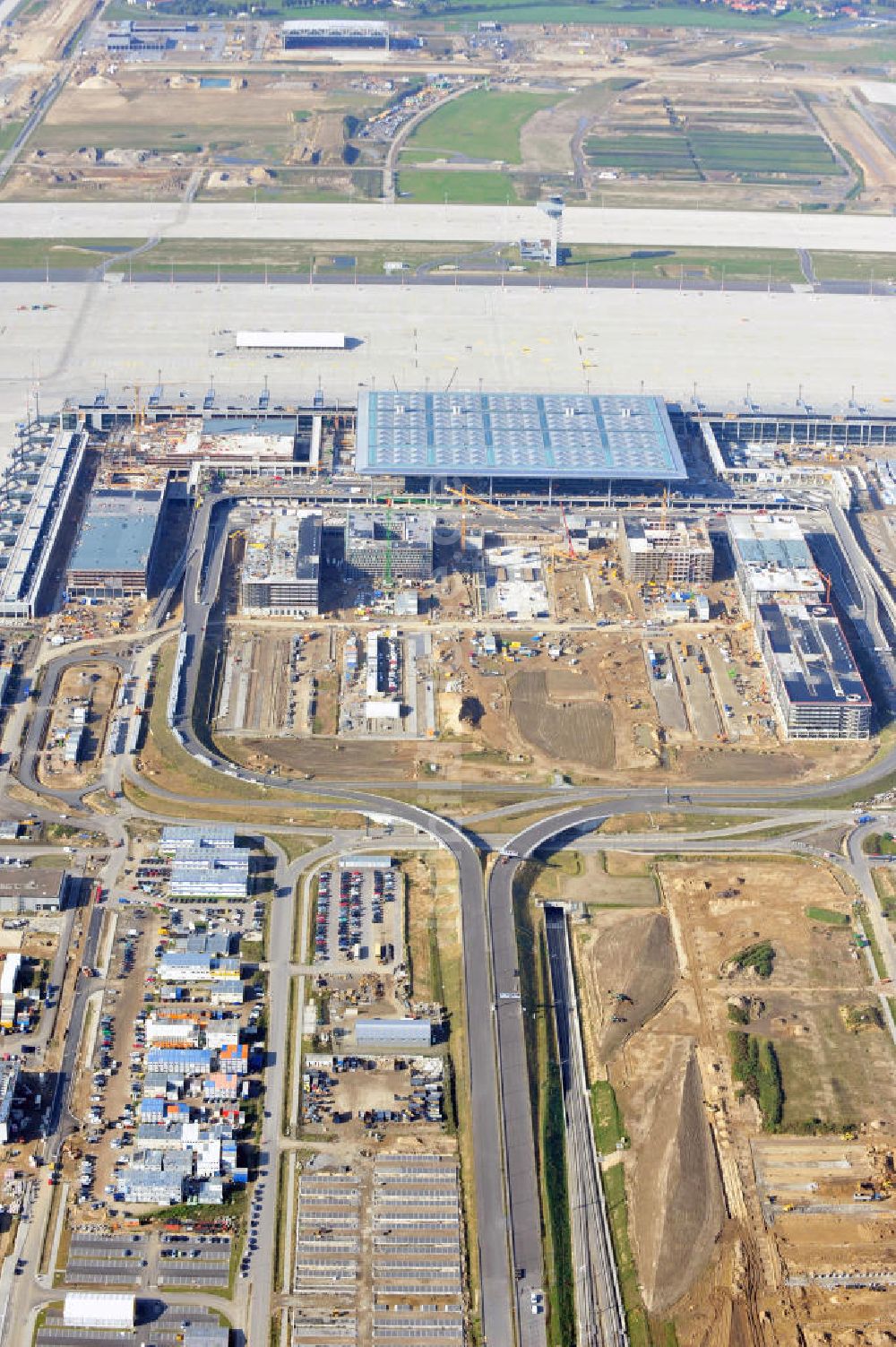 Berlin Schönefeld aus der Vogelperspektive: Baustelle des neuen Terminals am Flughafen Berlin Schönefeld (BBI)