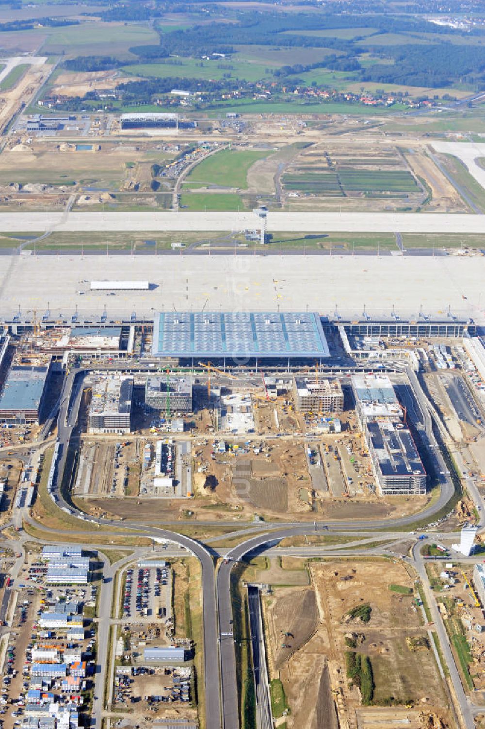 Luftbild Berlin Schönefeld - Baustelle des neuen Terminals am Flughafen Berlin Schönefeld (BBI)