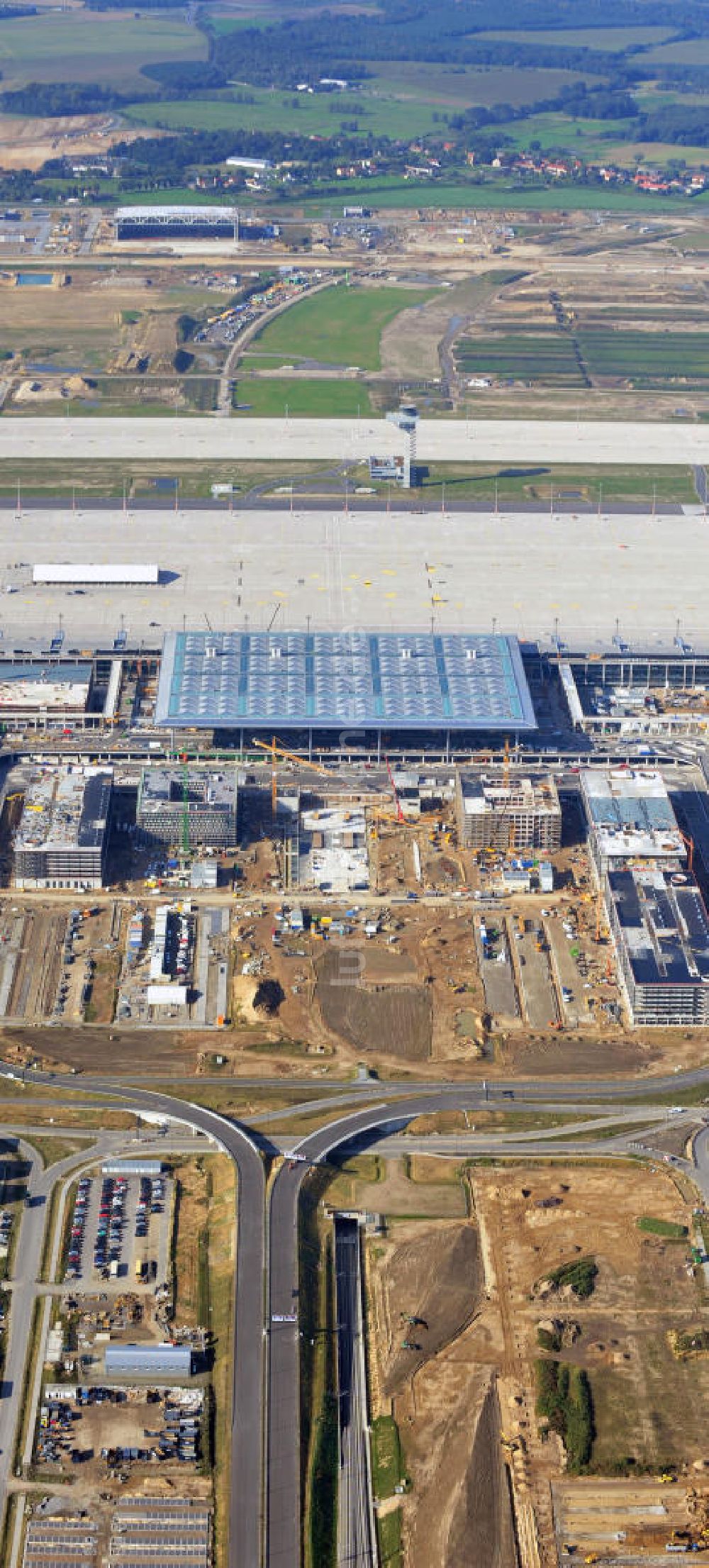 Luftaufnahme Berlin Schönefeld - Baustelle des neuen Terminals am Flughafen Berlin Schönefeld (BBI)