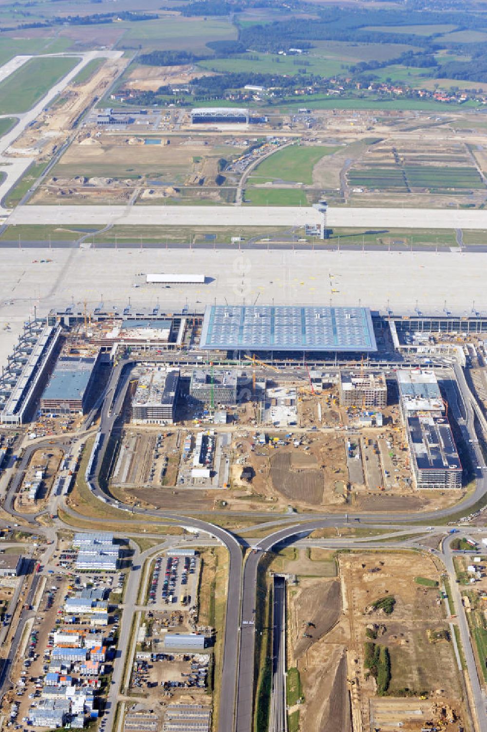 Berlin Schönefeld von oben - Baustelle des neuen Terminals am Flughafen Berlin Schönefeld (BBI)