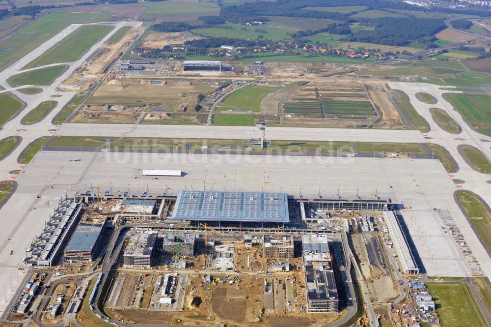 Berlin Schönefeld aus der Vogelperspektive: Baustelle des neuen Terminals am Flughafen Berlin Schönefeld (BBI)