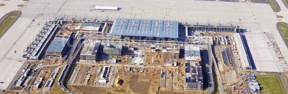 Luftbild Berlin Schönefeld - Baustelle des neuen Terminals am Flughafen Berlin Schönefeld (BBI)