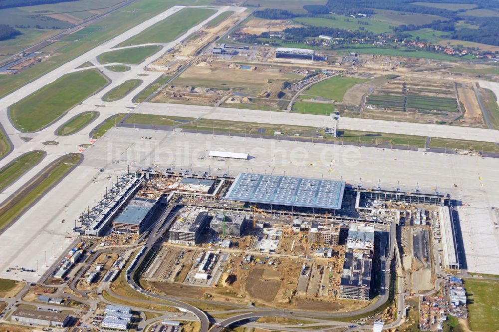 Luftaufnahme Berlin Schönefeld - Baustelle des neuen Terminals am Flughafen Berlin Schönefeld (BBI)