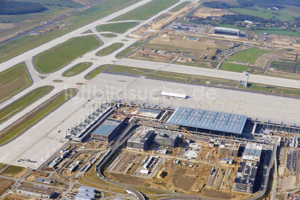 Berlin Schönefeld von oben - Baustelle des neuen Terminals am Flughafen Berlin Schönefeld (BBI)